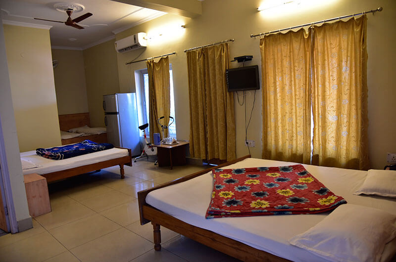 Hotel Ashrey- Suite Six Bed AC Room